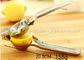 Exprimidor del limón del acero inoxidable del profesional 304 con la prensa del jugo de limón de la manija del silicón