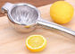 Exprimidor de la fruta cítrica del limón del acero inoxidable del artilugio de la cocina con la manija suave del PVC